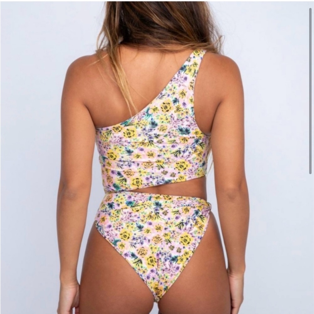 Skatie Nicole one piece - Picture 2 of 6